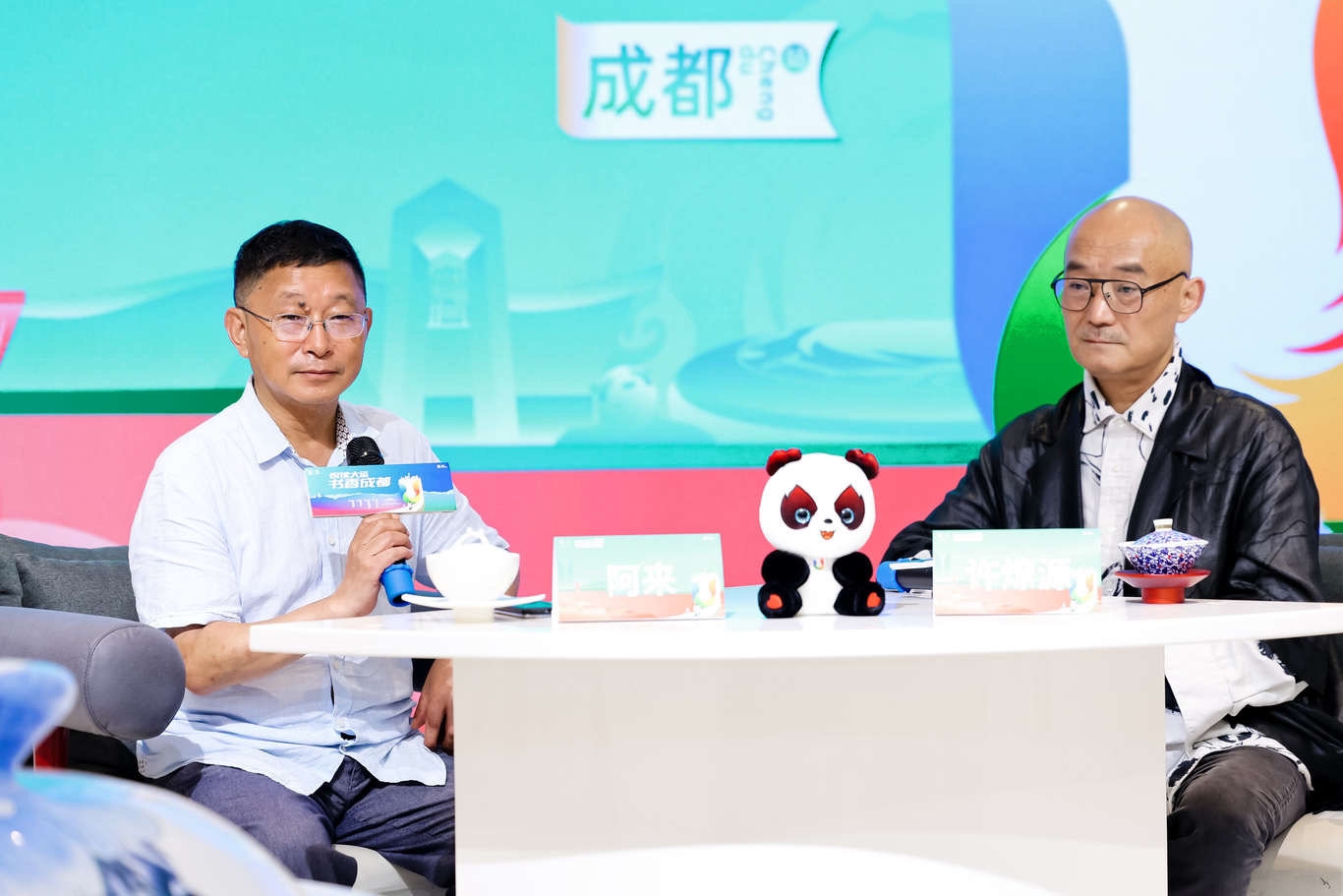 包含“足球+现代文学”融合，打造文化新品牌的词条