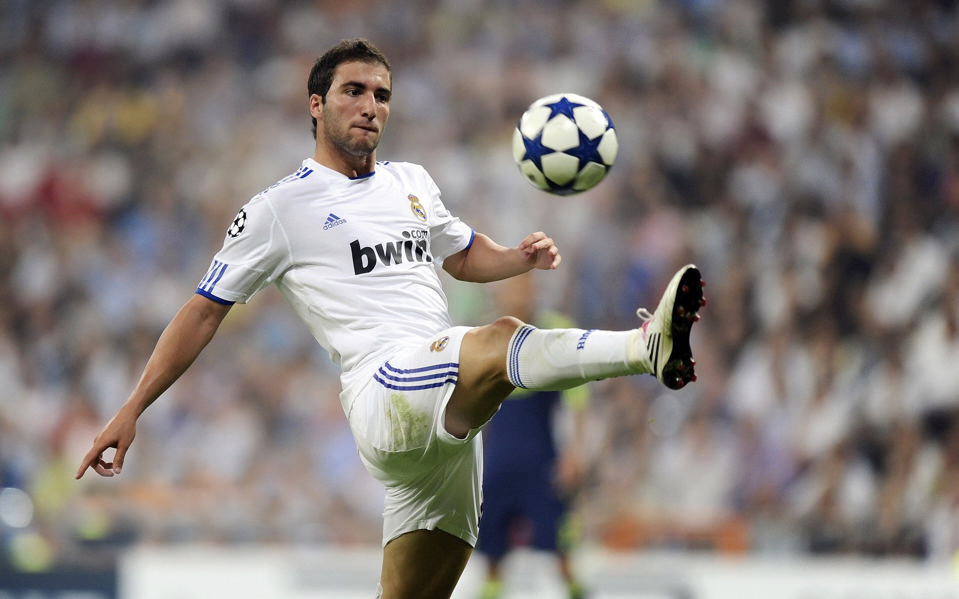 开云网页版-VAR技术在欧冠比赛中引发新争议